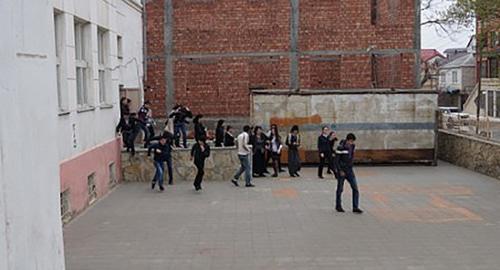 Эвакуация детей из школы в Дагестане. Фото http://05.mchs.gov.ru/