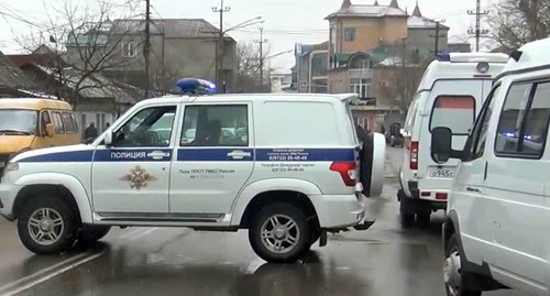 Сотрудники силовой структуры перекрыли улицу. Фото: пресс-служба НАК http://nac.gov.ru/antiterroristicheskie-ucheniya/operativnym-shtabom-v-orlovskoy-oblasti-provedeno.html#&gid=1&pid=3