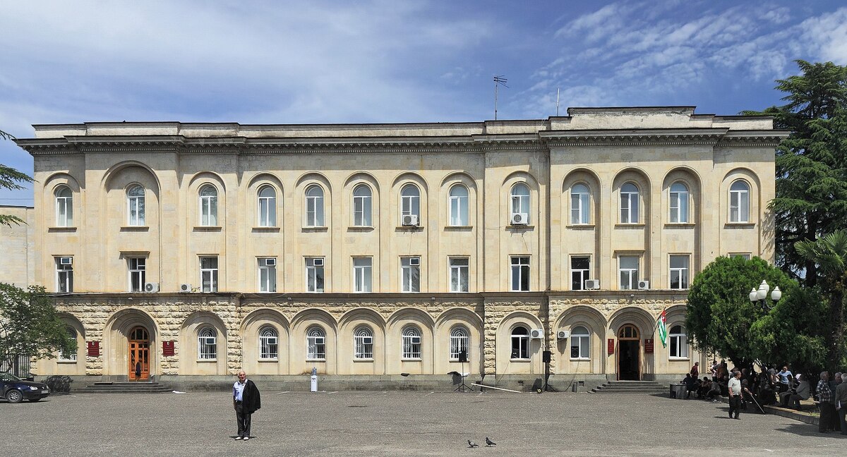 Резиденция правительства Абхазии. Фото: Hons084 / Wikimedia Commons https://ru.wikipedia.org