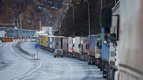 Очередь грузовиков на Военно-Грузинской дороге. Фото: https://region15.ru/bolee-780-gruzovikov-skopilos-v-ocheredi-na-vyezd-iz-rossii-v-storonu-gruzii/