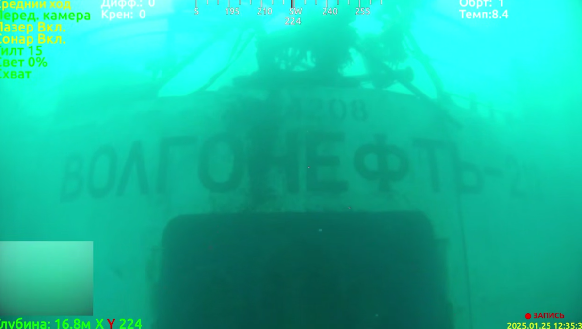 Затонувшая часть "Волгонефть-212", подводная съемка. Стоп-кадр видео оперштаба Краснодарского края от 26.01.25, https://t.me/opershtab23/11175