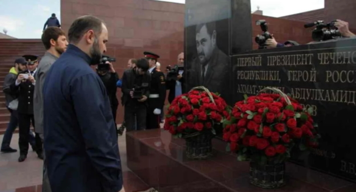 Возложение цветов к памятнику Ахмату Кадырову. 2021 год. Кадр видео https://www.youtube.com/watch?v=YtVL7keYltw&feature=emb_logo