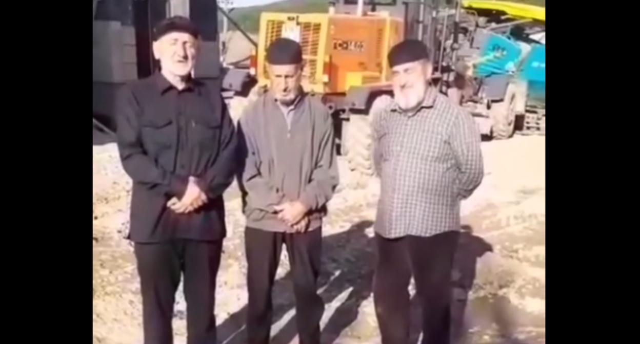 Чеченцы пожаловались на снос мечети в дагестанском селе. Стоп-кадр видео auh_media от 10.05.25, https://www.instagram.com/p/DJfLKA9sWTp/ (деятельность компании Meta, владеющей соцсетью, запрещена в России).