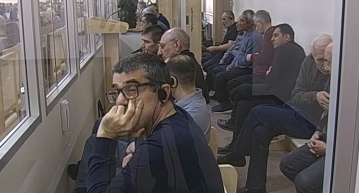 Обвиняемые в зале суда. Кадр видеосюжета "Азертадж". 