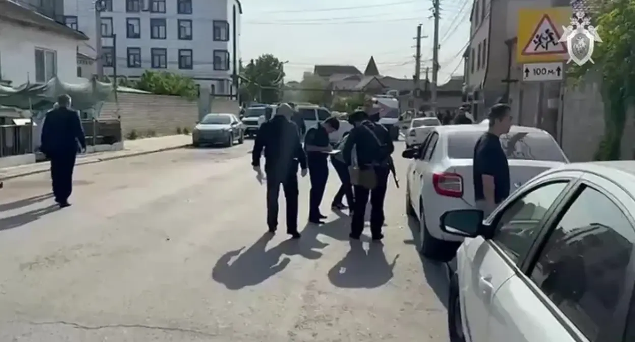 На месте нападения на полицейского в Махачкале. 5 мая 2025 г. Скриншот видео Следком РФ 
